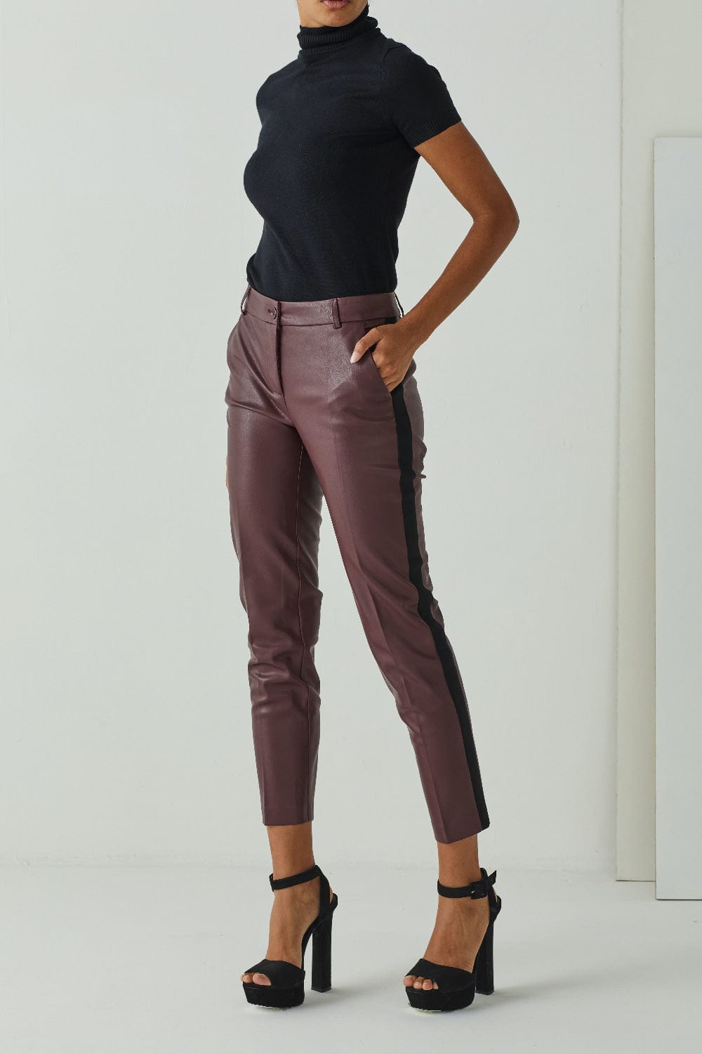 Access - Calça Alfaiataria Faixa Lateral Bordô