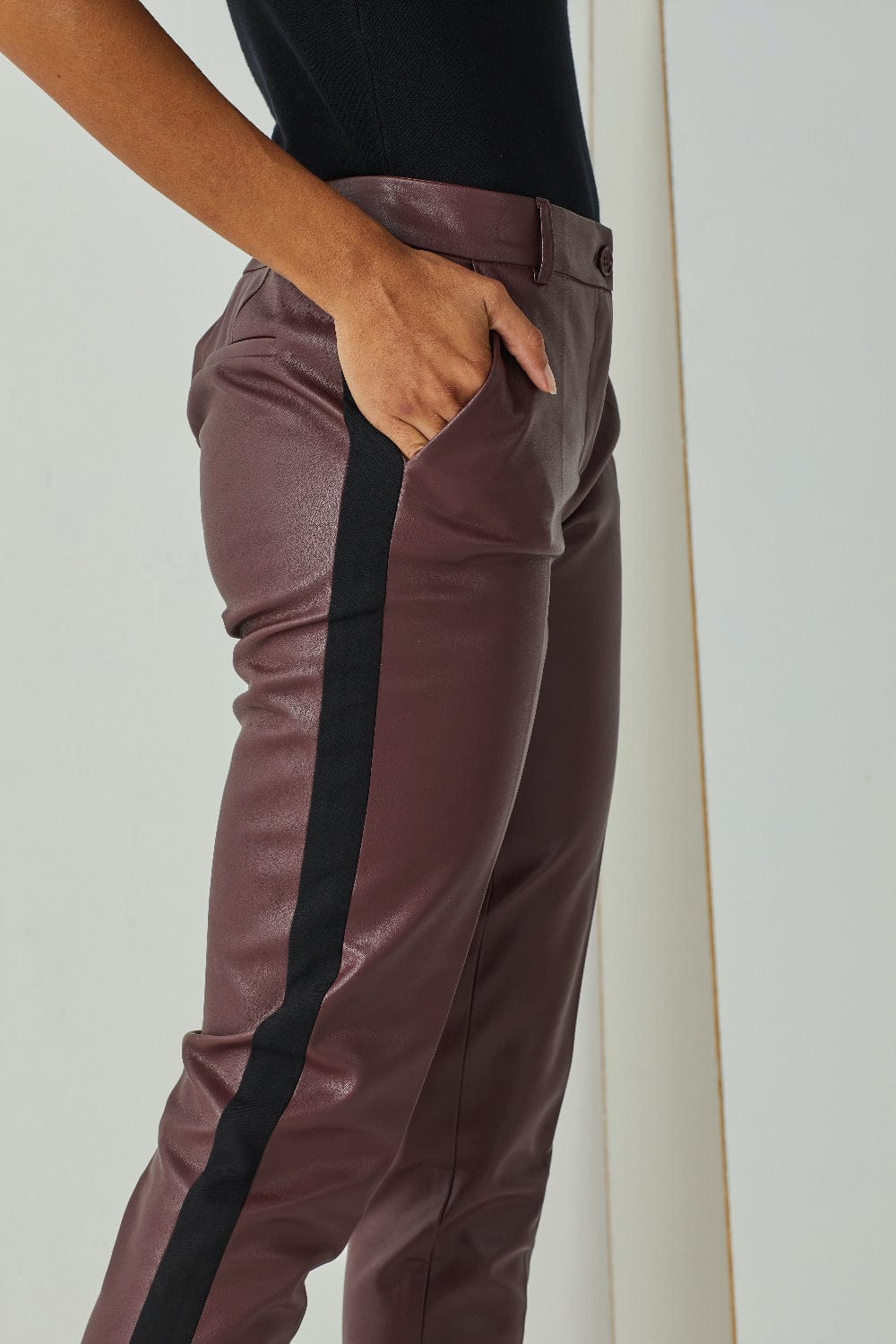 Access - Calça Alfaiataria Faixa Lateral Bordô