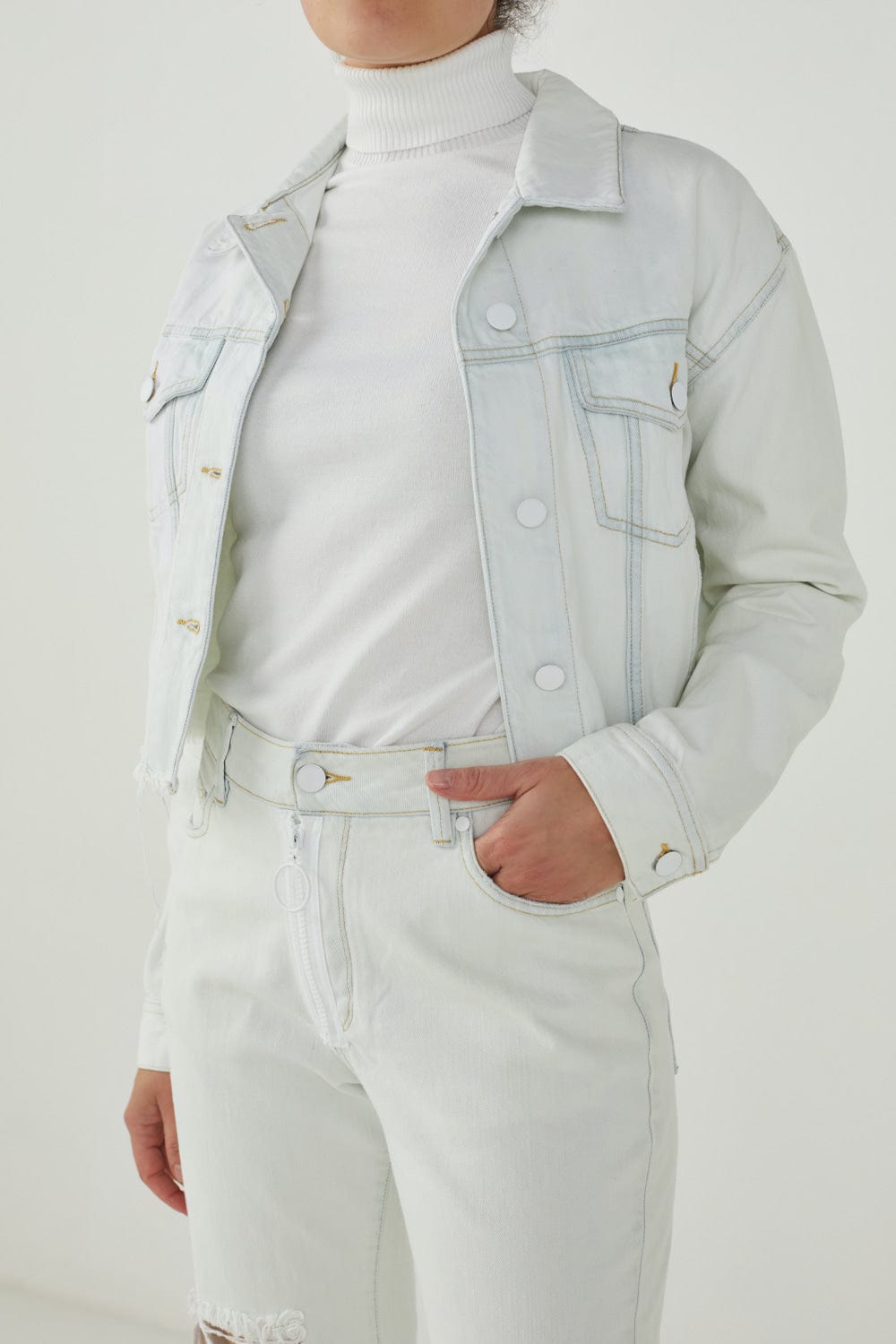 Whyte Studio - Jaqueta Cropped Jeans Lavado com Fecho nas Costas