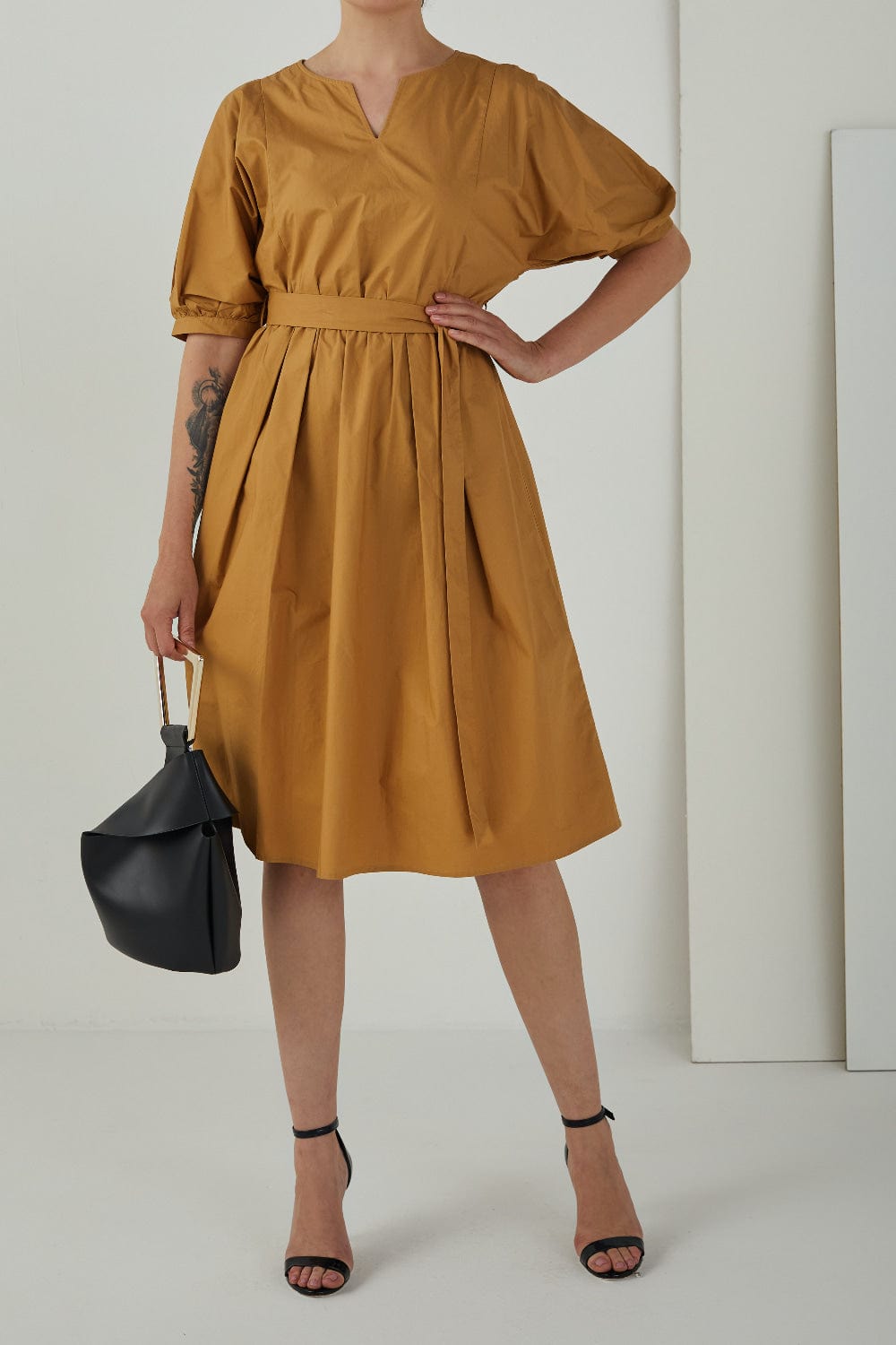 Meilleur Moment - Vestido Midi Manga Curta Bufante Bege