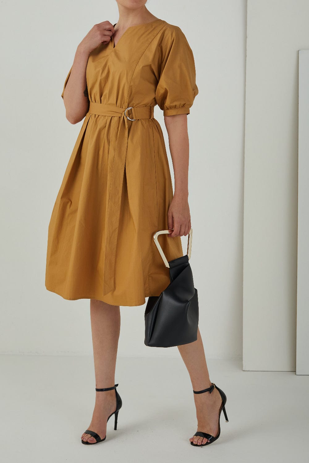 Meilleur Moment - Vestido Midi Manga Curta Bufante Bege