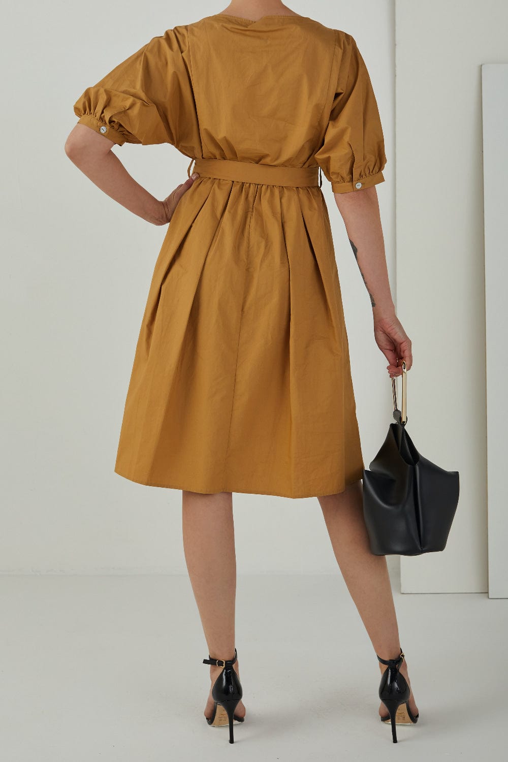 Meilleur Moment - Vestido Midi Manga Curta Bufante Bege