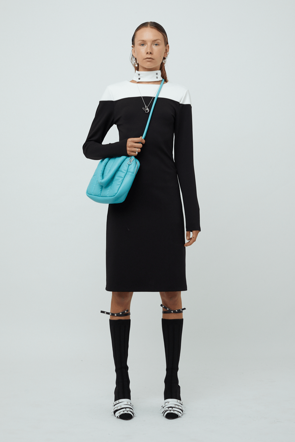 Glória Coelho - Vestido Curto Bicolor com Colar Lilian Pacce Preto/Off White