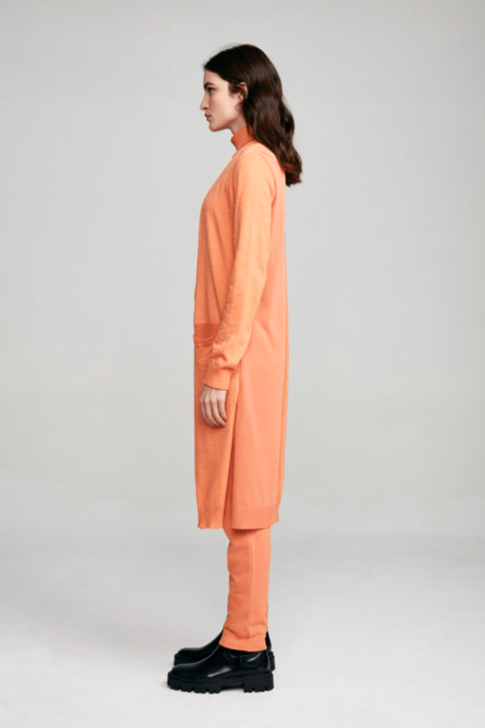 Viviane Furrier - Cardigan Longo com Bolsos Aplicados em Tricot Laranja