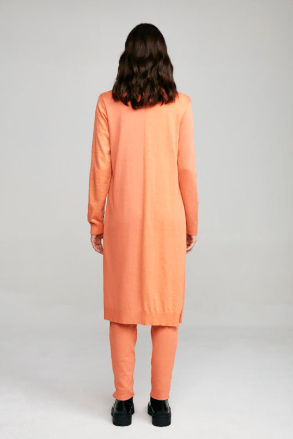 Viviane Furrier - Cardigan Longo com Bolsos Aplicados em Tricot Laranja