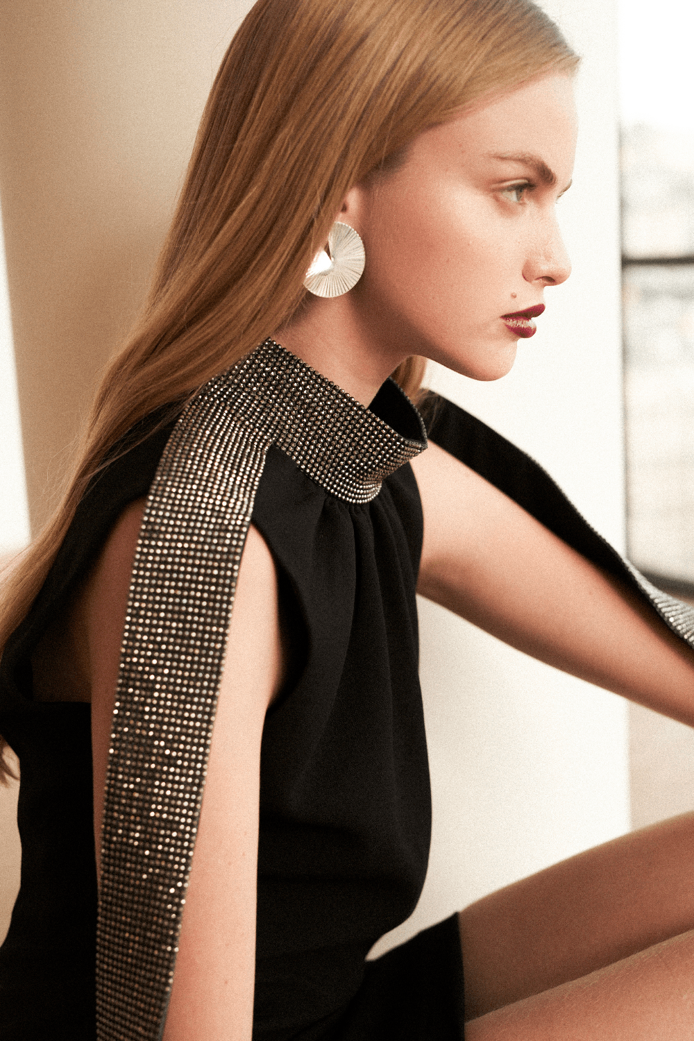 Access - Vestido Curto Cut Out nas Mangas Preto