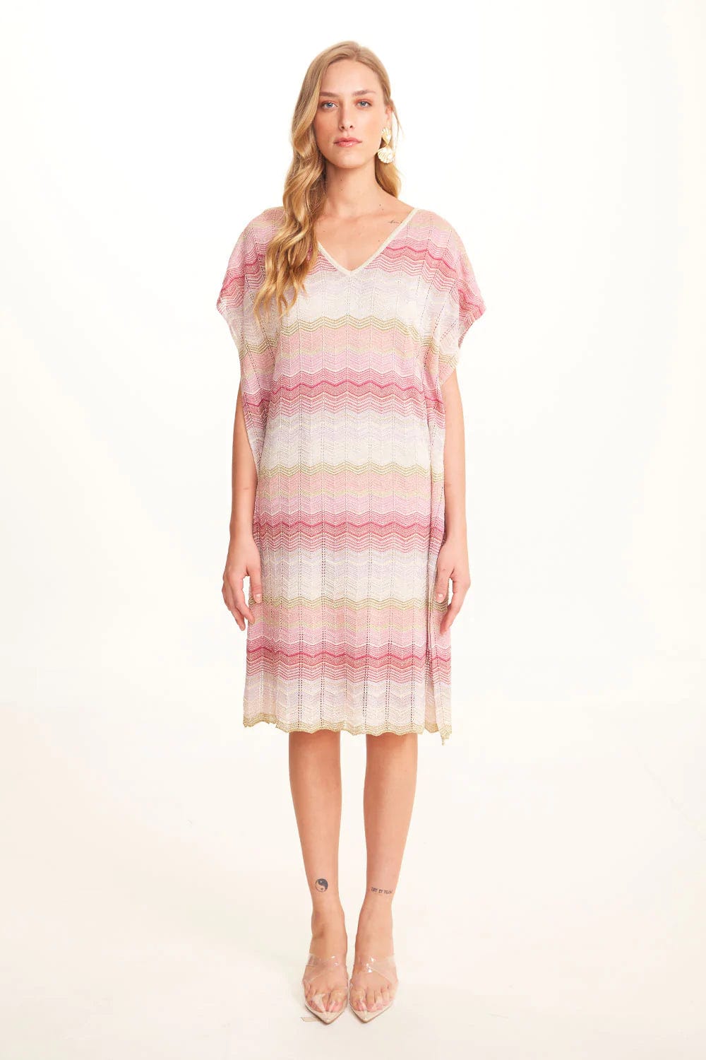 Viviane Furrier - Vestido Curto Kaftan Decote V em Tricot Chevron Rosa