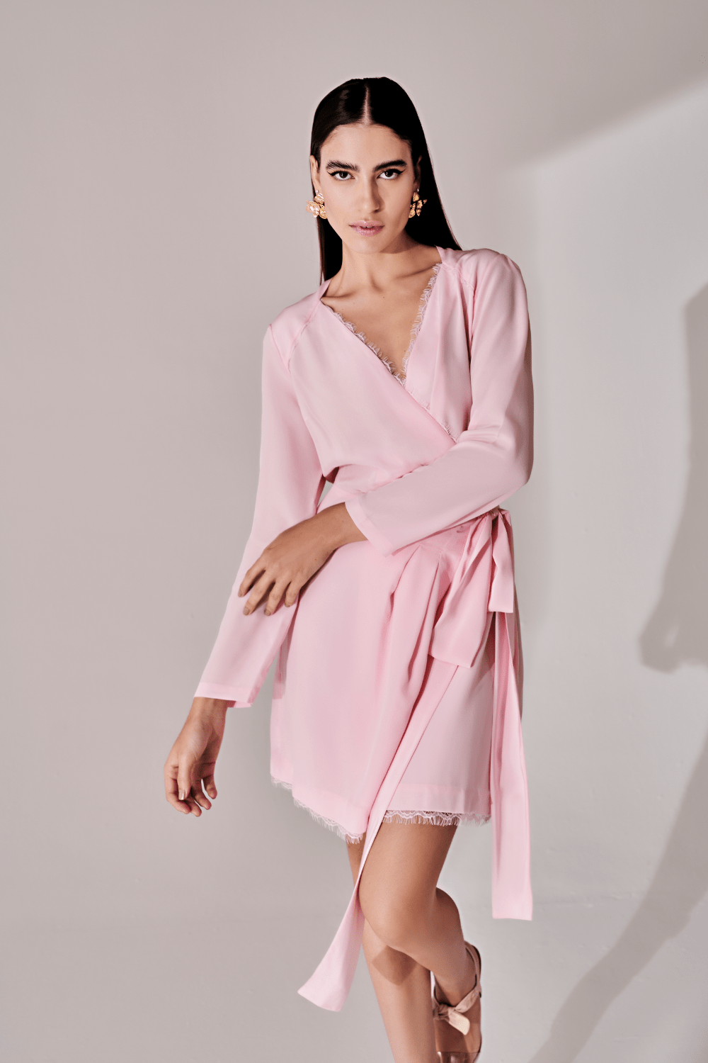 ANT - Vestido Curto Manga Longa Envelope em Seda Rosa