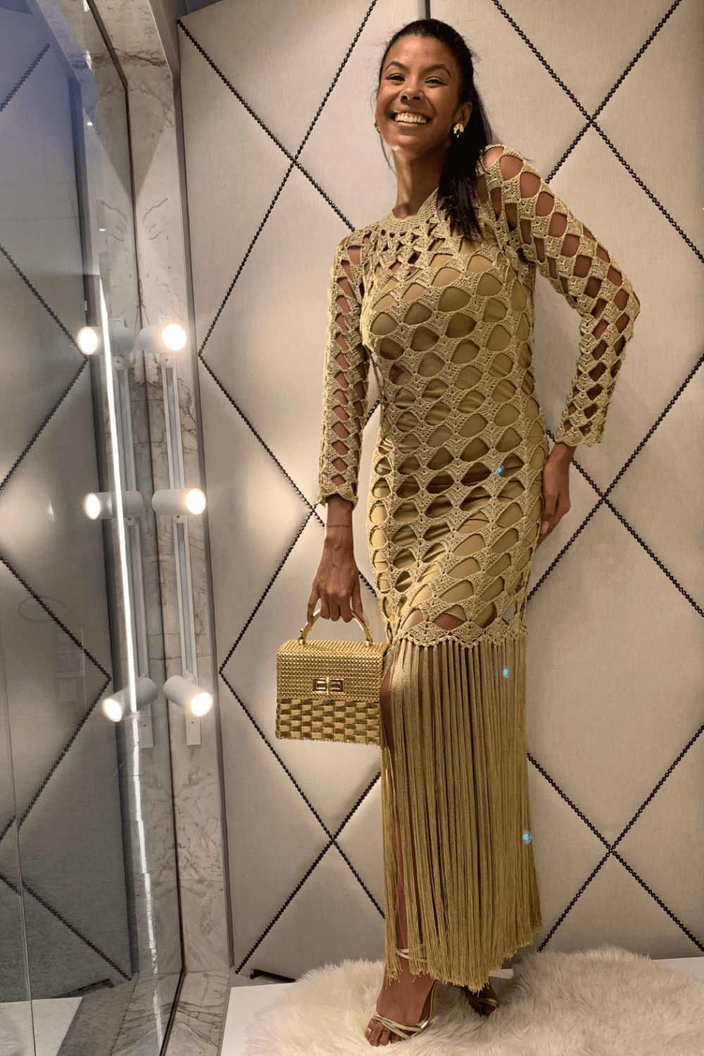 Andrea Almeida - Vestido Longo de Crochet e Franjas Dourado