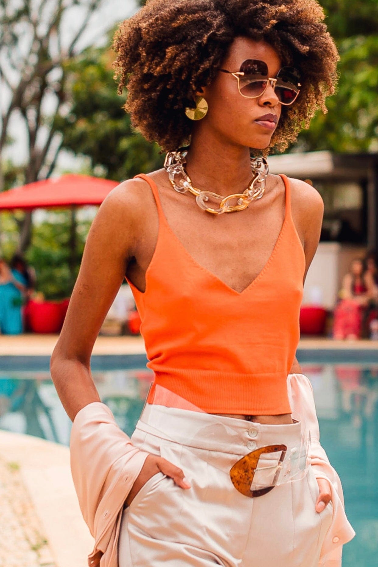 Viviane Furrier - Blusa Cropped Decote V em Tricot Laranja