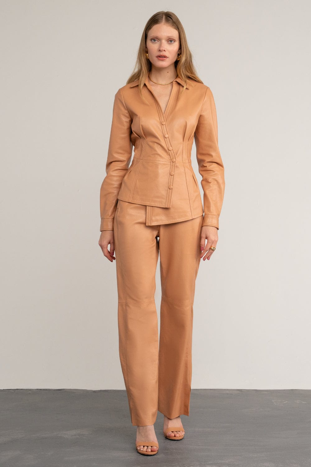 Madre Reina - Calça Couro Betina Machiatto Caramelo