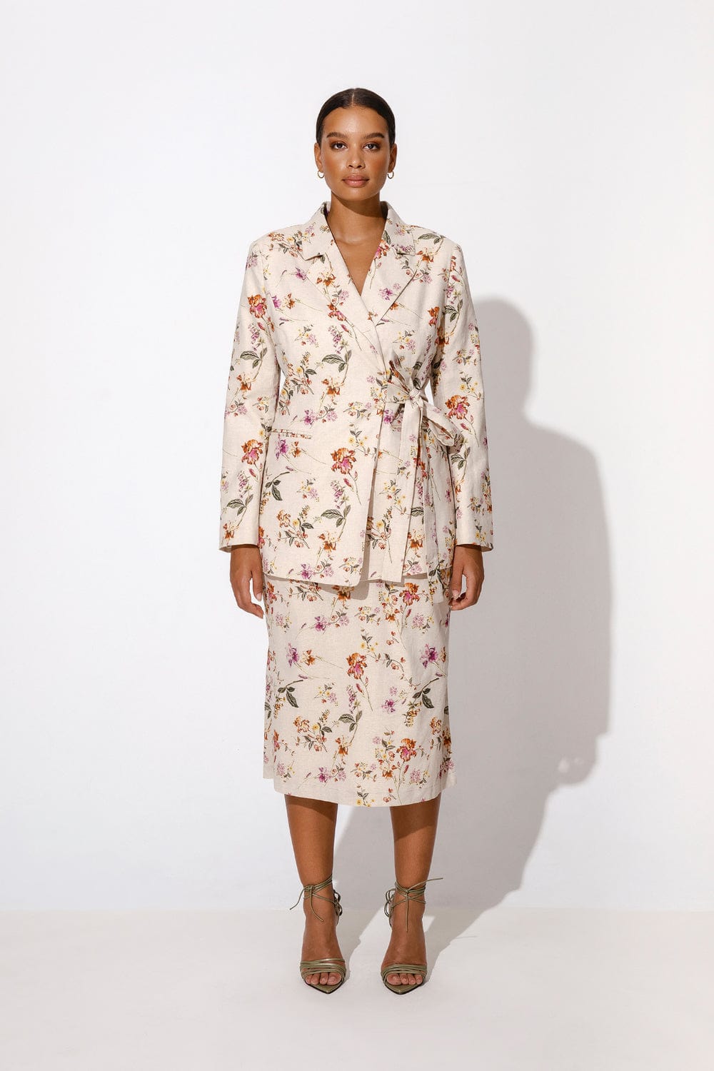 By Malina - Blazer Amaração Lateral Floral