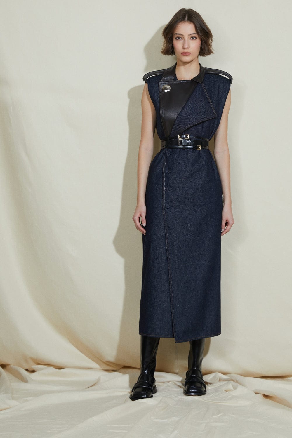 Coven - Vestido Midi Jeans com Detalhe em Couro