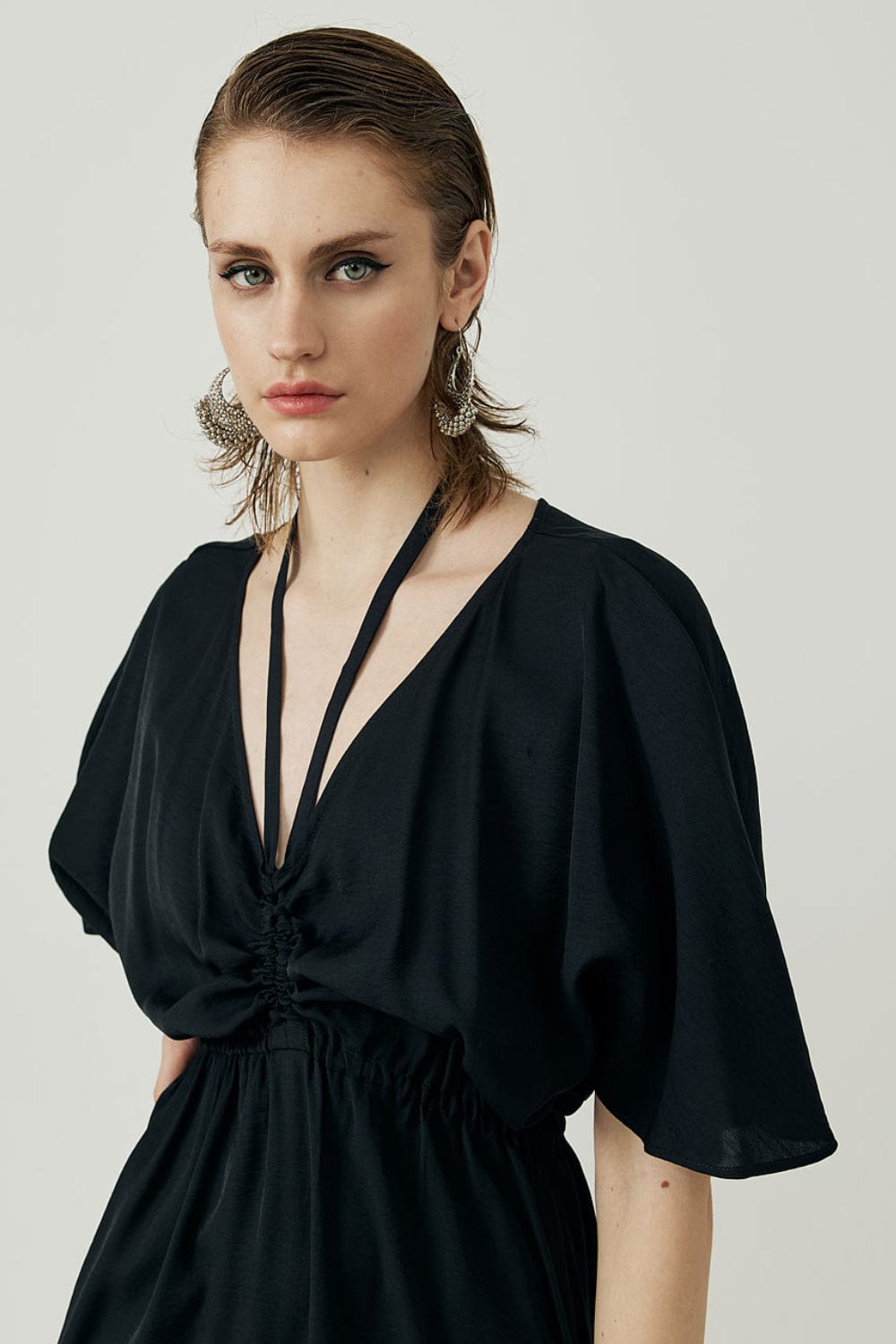 Access - Vestido Midi Franzido Frontal em Rayon Preto