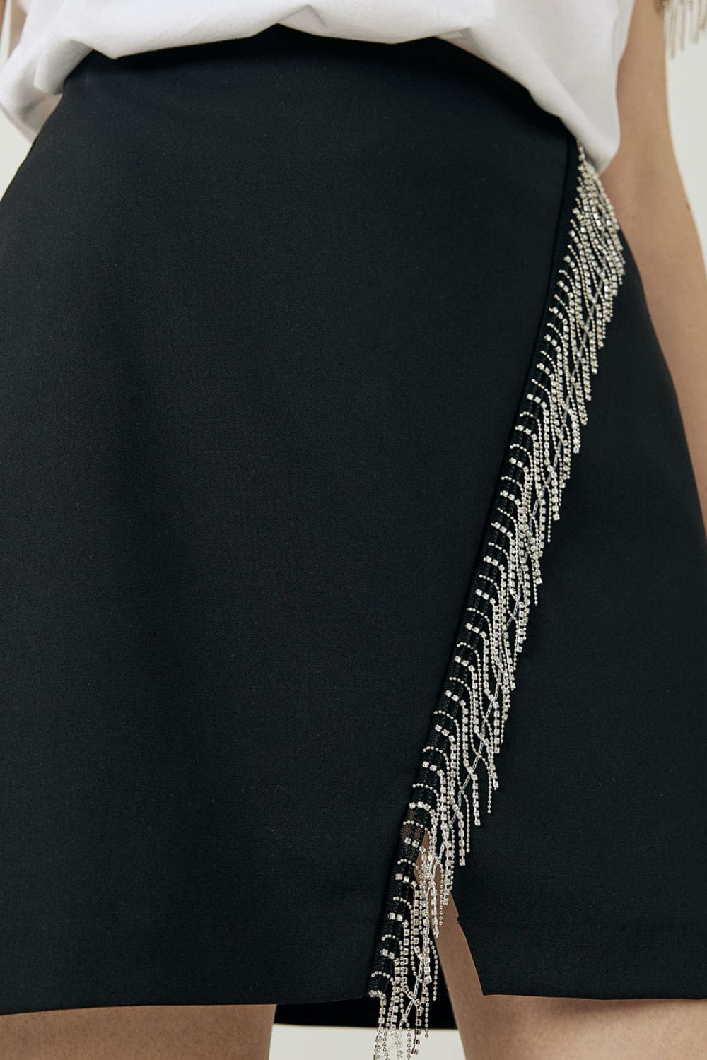 Access - Saia Curta Envelope com Franjas de Strass Preto
