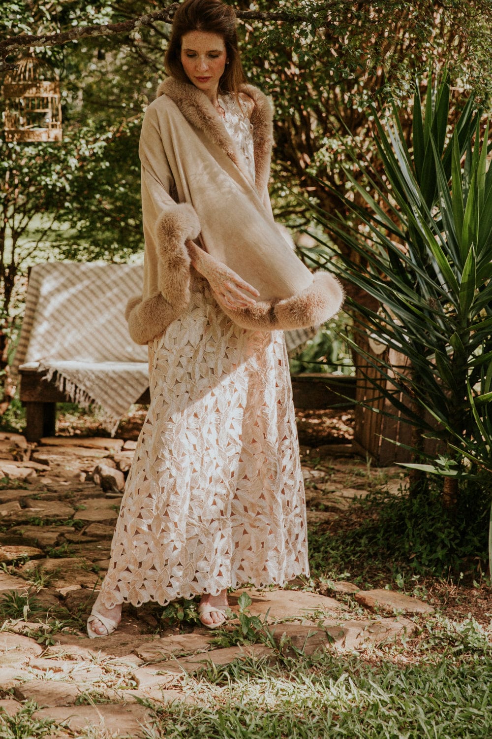 Alex Max - Poncho Sintético Bege