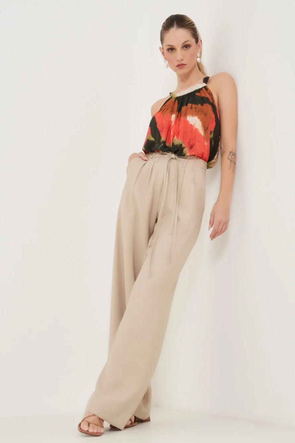 MOB - Calça Pantalona Passante com Faixa Alfaiataria Bege