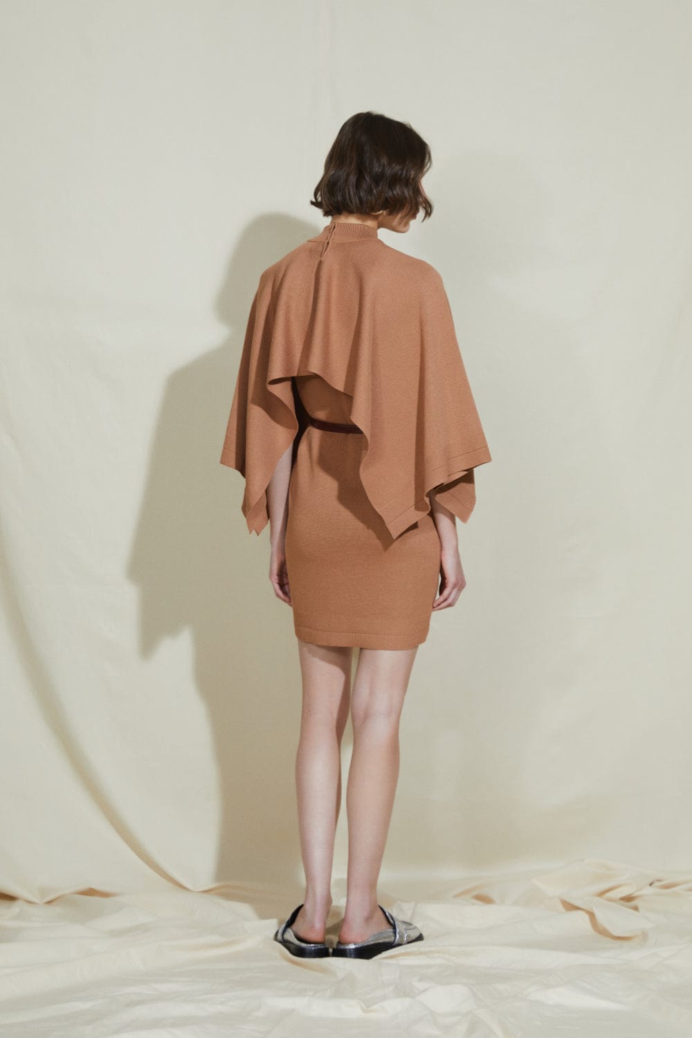 Coven -  Vestido Curto em Tricot Acabamento Canelado com Sobreposição Caramelo