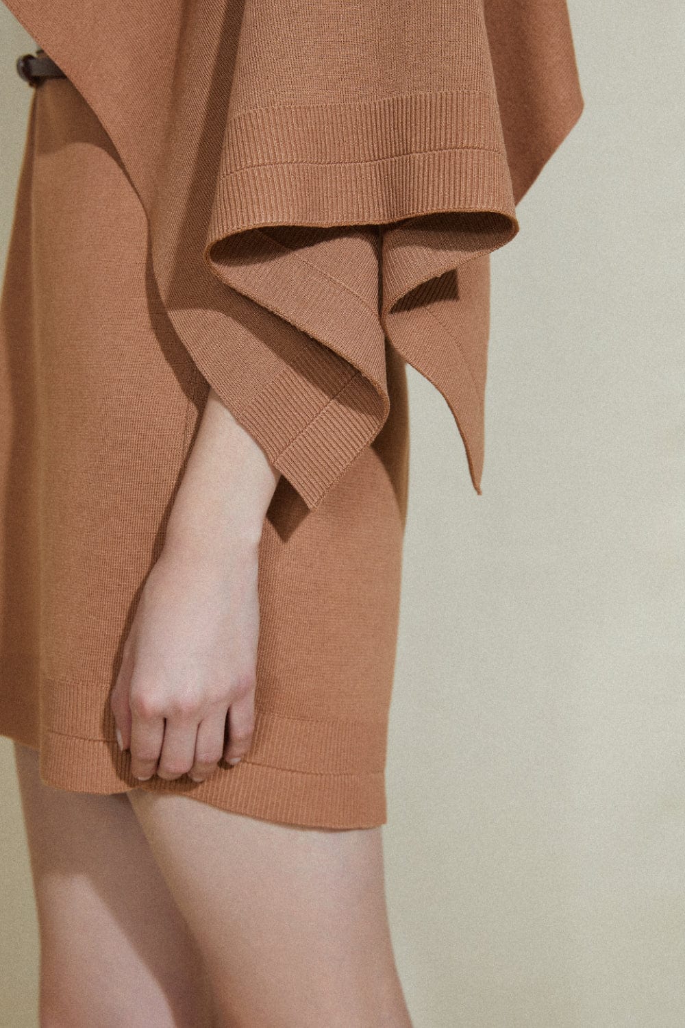 Coven -  Vestido Curto em Tricot Acabamento Canelado com Sobreposição Caramelo