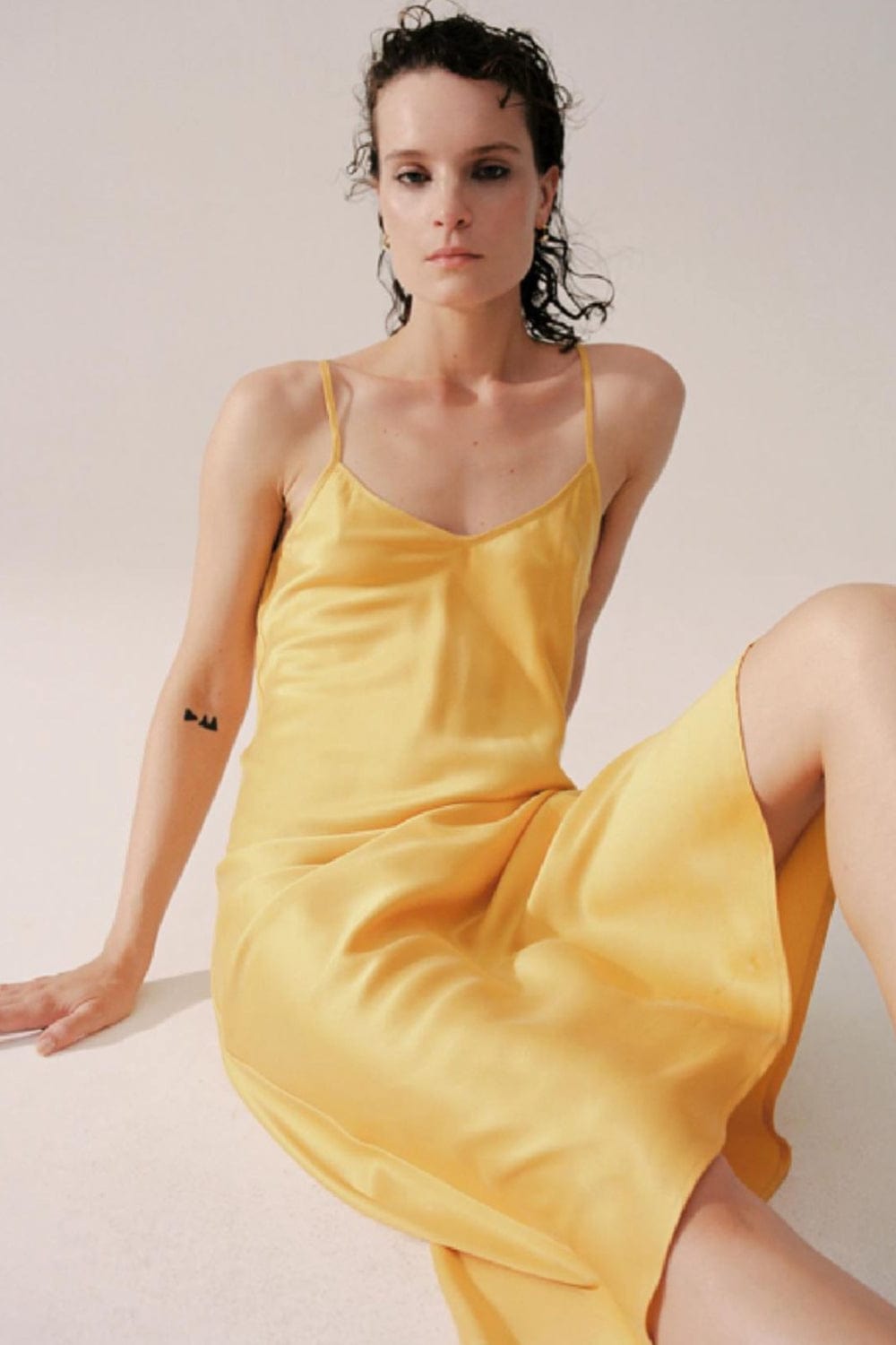 Silk Laundry - Vestido Midi Alça Fina Seda Goldfinch Amarelo