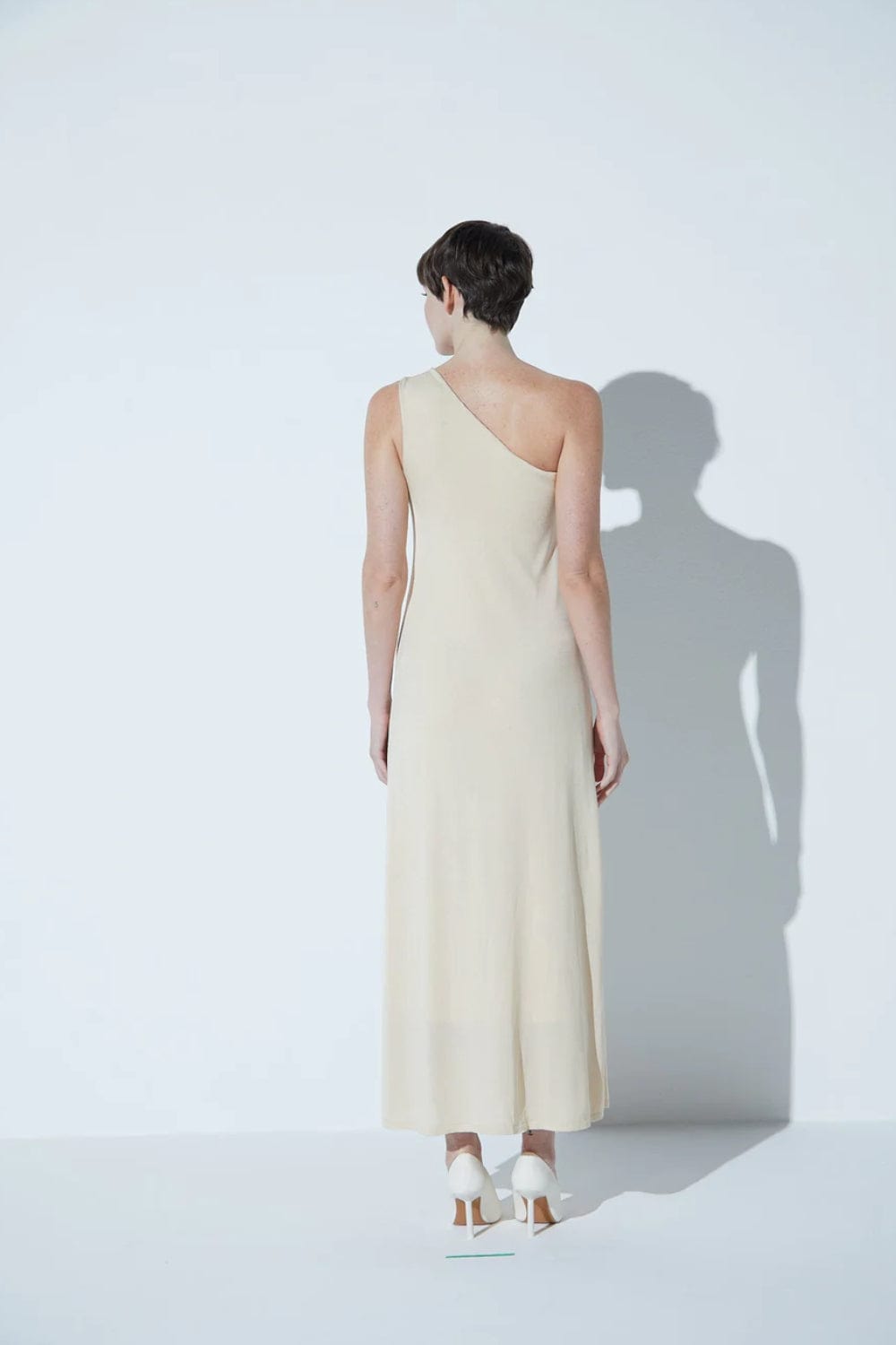 Viviane Furrier - Vestido Longo em Tricot um Ombro Só Bege