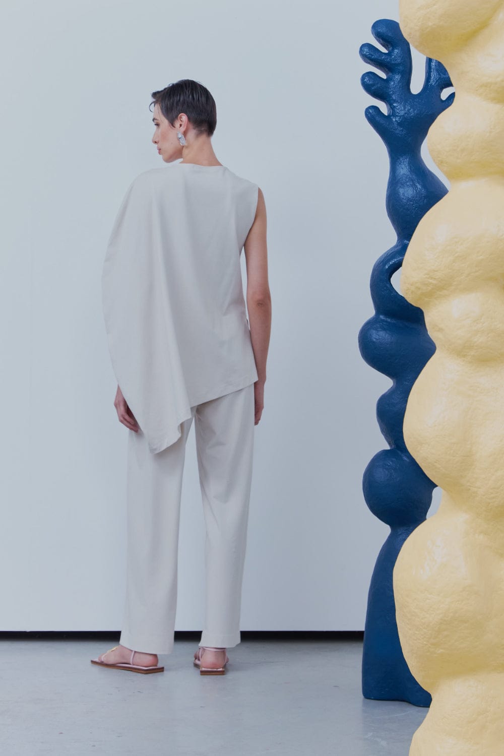 Viviane Furrier  - Blusa sem Manga Ampla Assimétrica em Malha Ninive