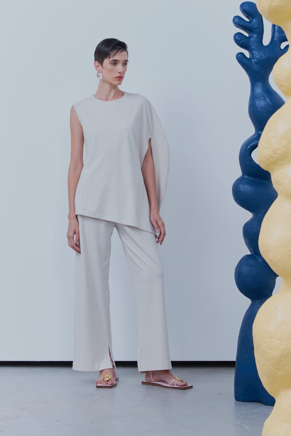 Viviane Furrier  - Blusa sem Manga Ampla Assimétrica em Malha Ninive