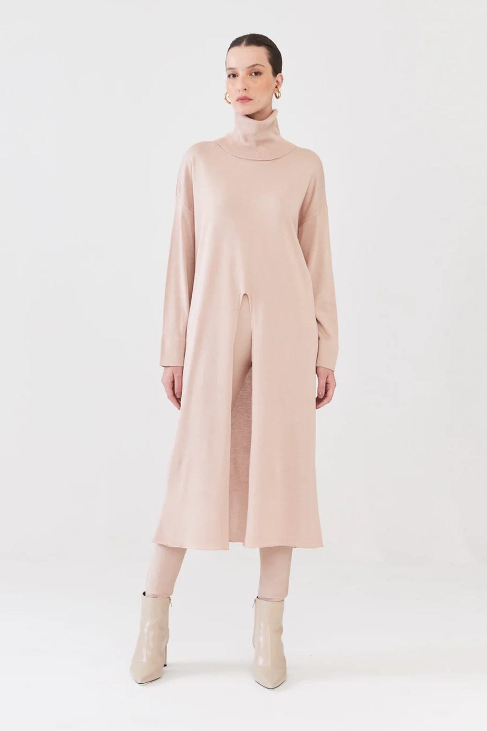 Viviane Furrier - Blusa Manga Longa Gola Alta Fenda Frontal em Tricot Bege Ninive