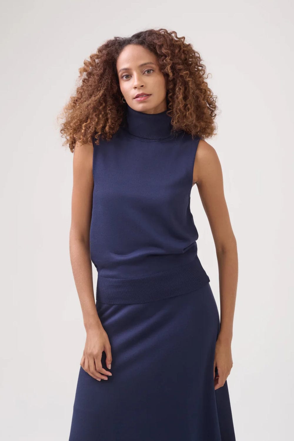 Viviane Furrier -  Blusa sem Manga Gola Alta Tricot Midnight Azul Escuro