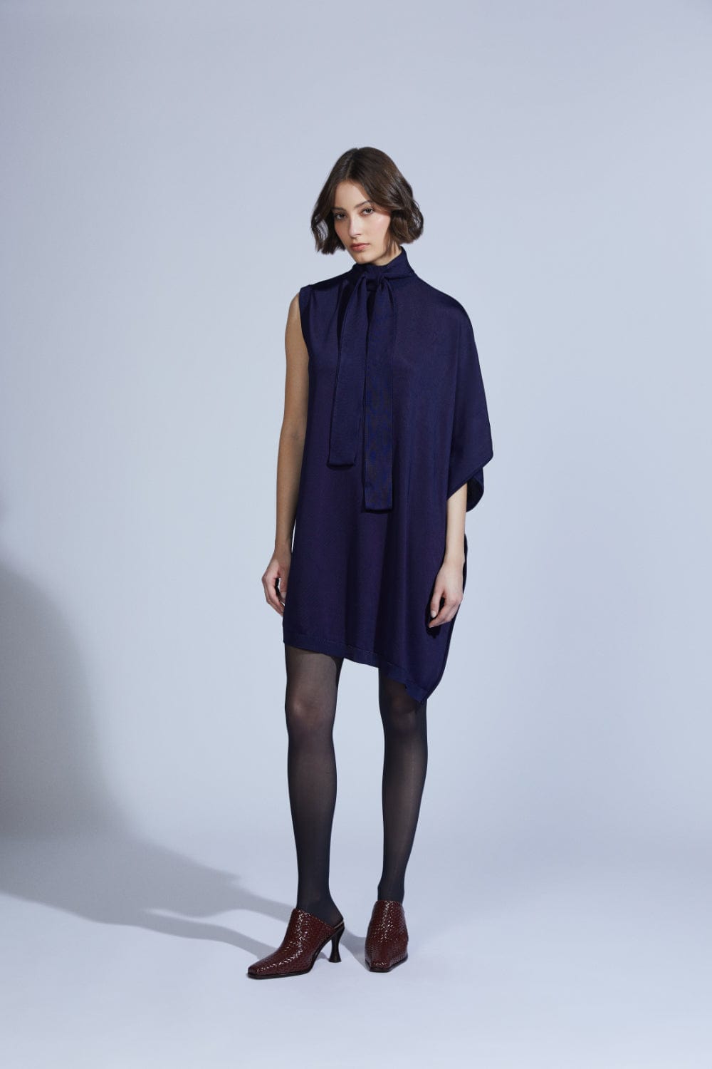 Coven - Vestido Curto Assimétrico Gola Alta Azul Marinho