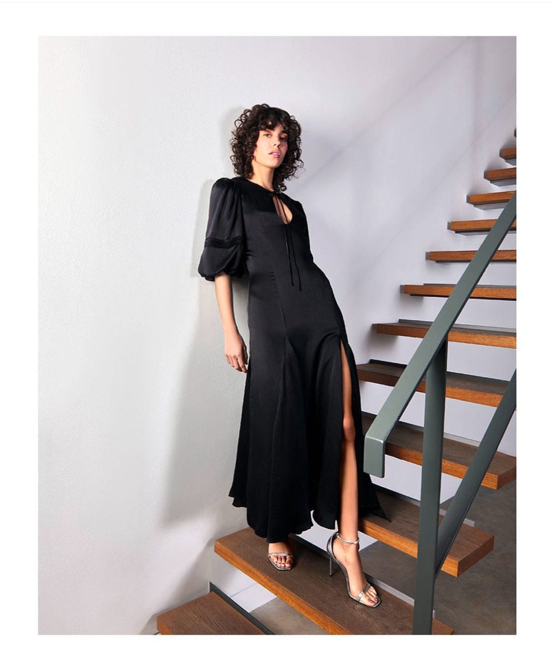 Ilta - Vestido Midi Seda com Manga Bufante Fenda Erin Preto