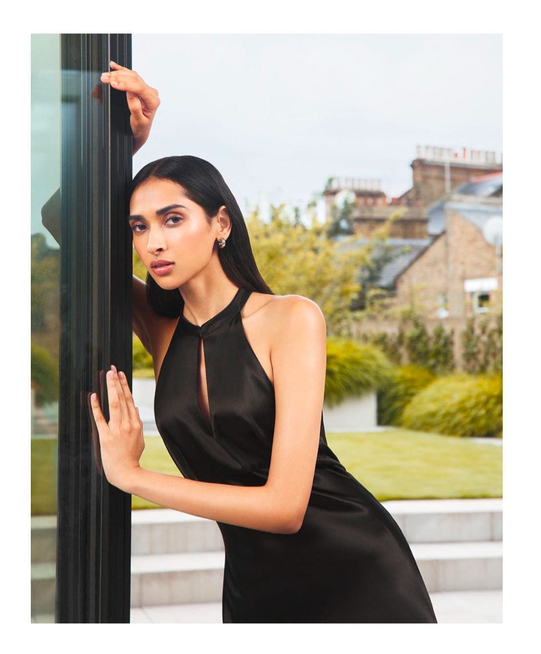 Ilta - Vestido Midi sem Manga Mari Seda Preto