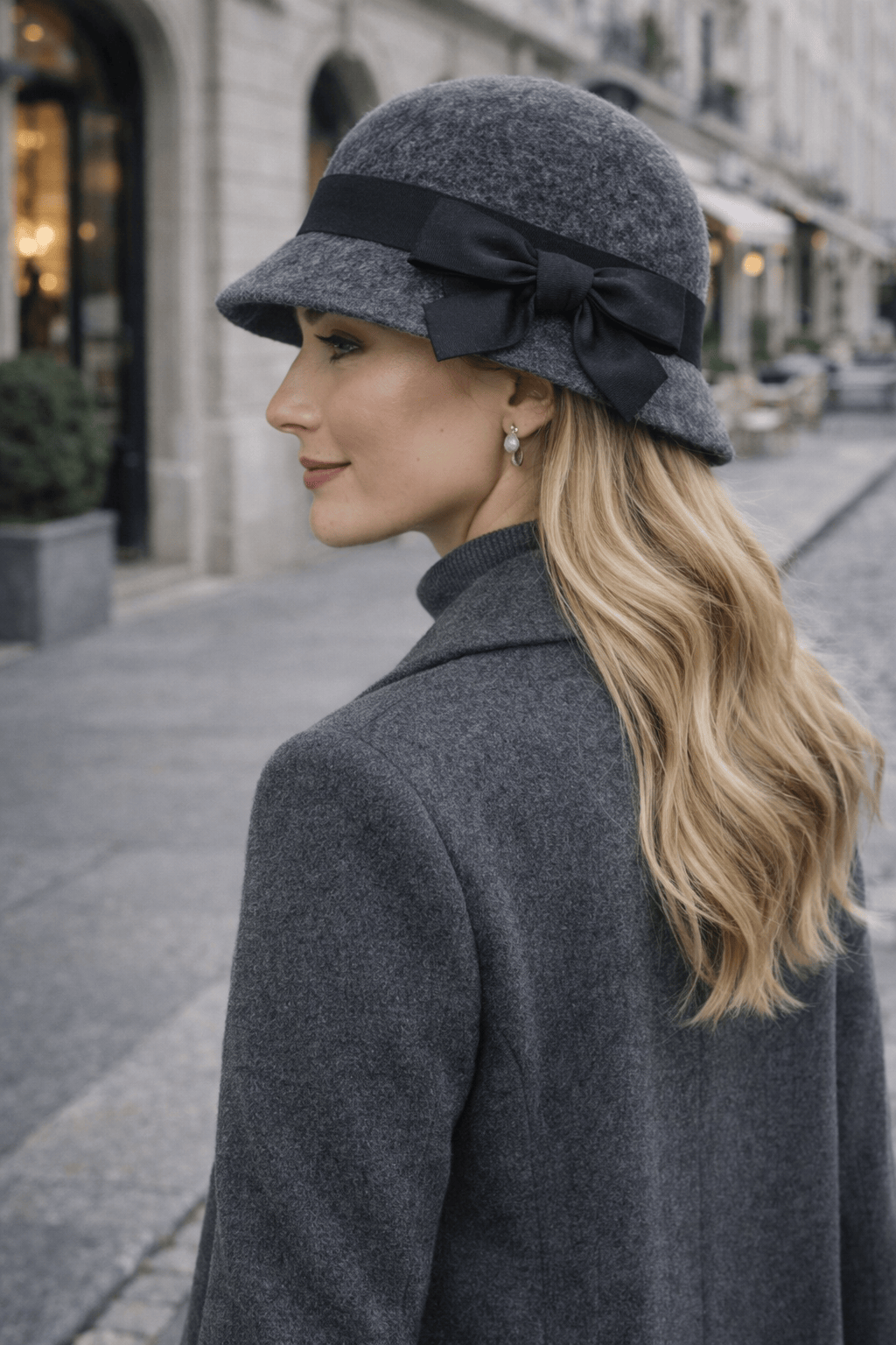 Club - Chapéu Cloche com Laço Preto