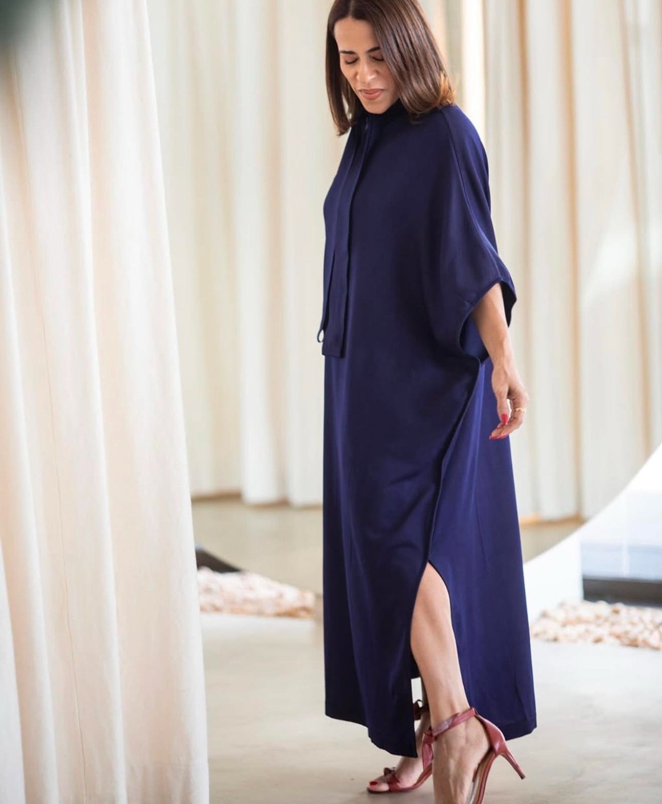 Coven - Vestido Midi Assimétrico Gola Alta Preto