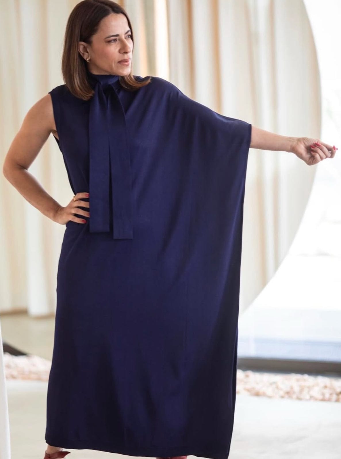 Coven - Vestido Midi Assimétrico Gola Alta Preto