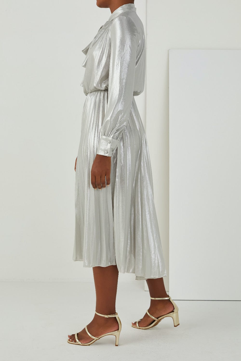 Vicolo - Vestido Mídi com Laço Frontal Prata