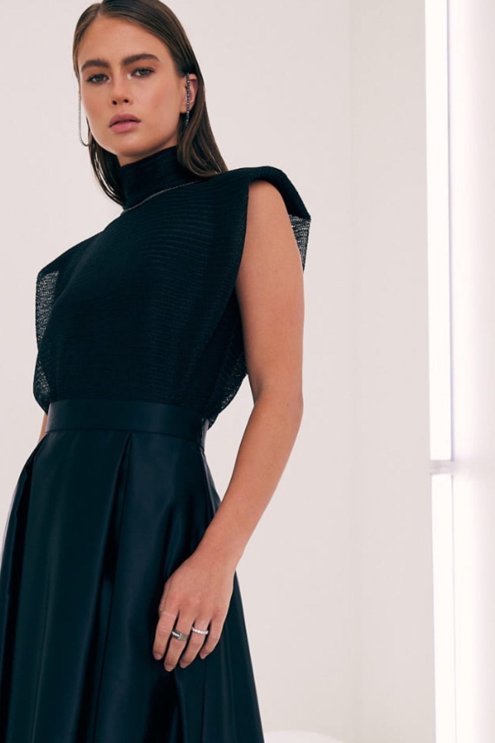 Glória Coelho - Blusa sem Manga Muscle- T Metal Ombreira e Gola Preto