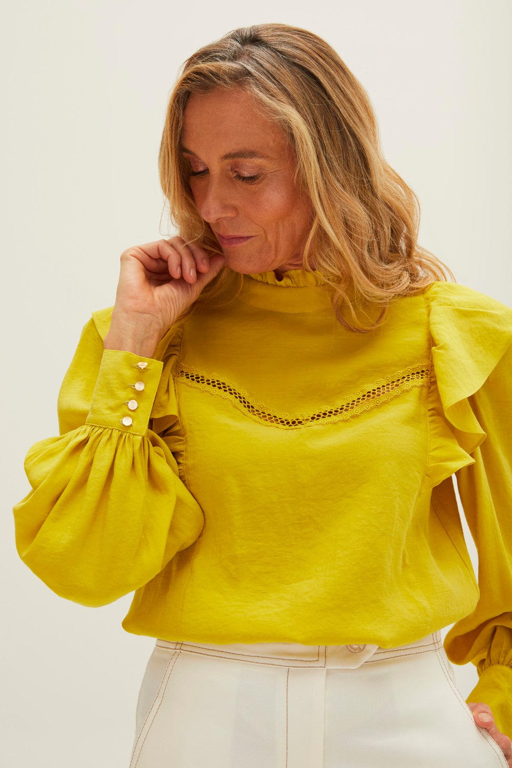 Karmani - Blusa Manga Longa Gola Alta Amarelo