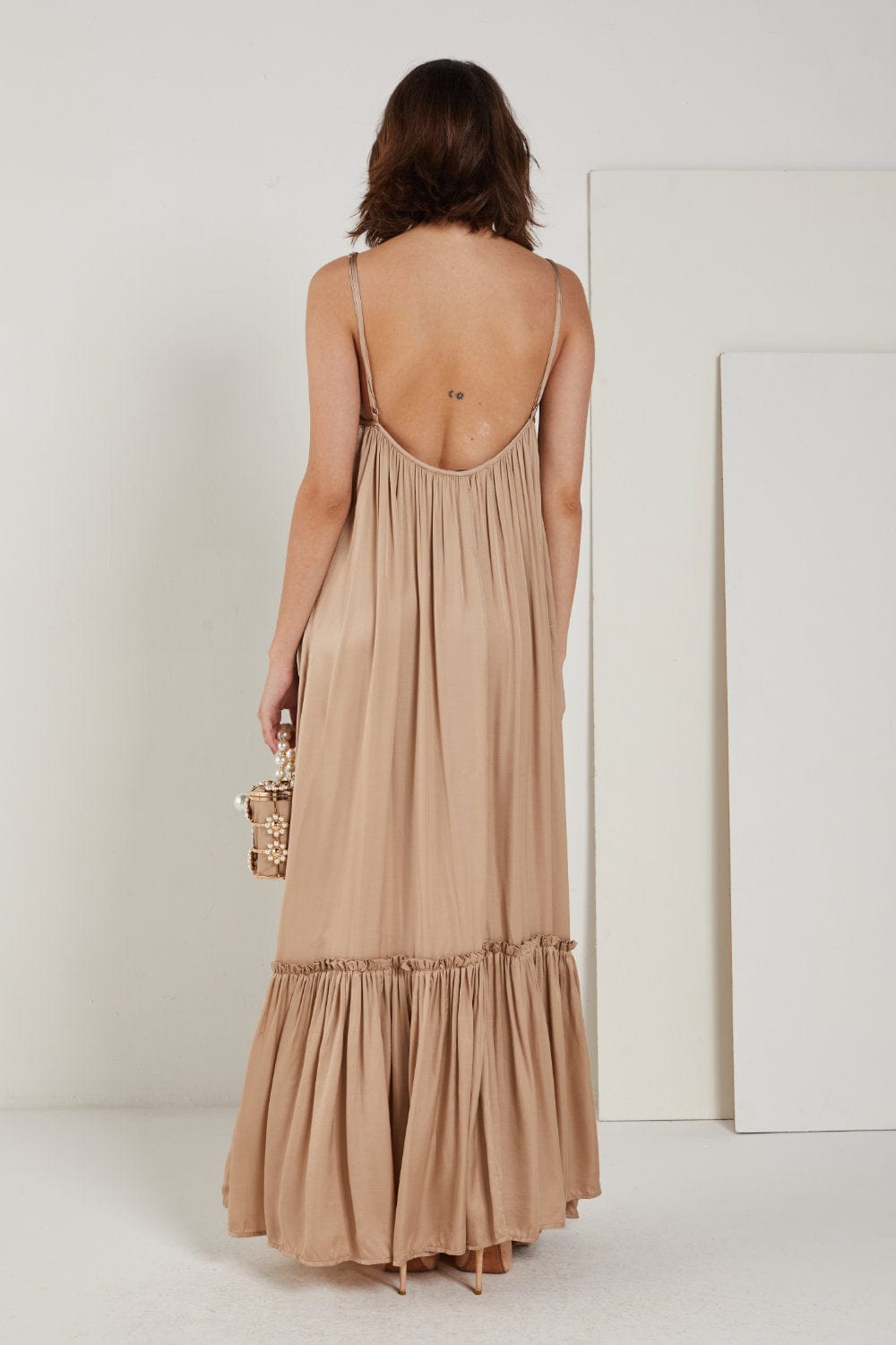 Greek Archaic Kori - Vestido Longo de Alça Fina Flúido Bege