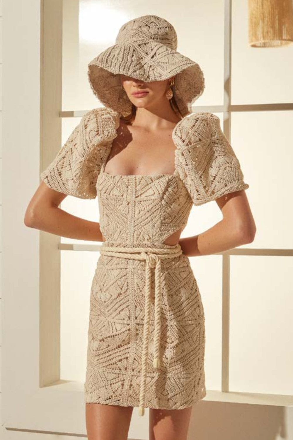 L'Cecci - Vestido Curto Renda Crochet com Manga Bufante Bege