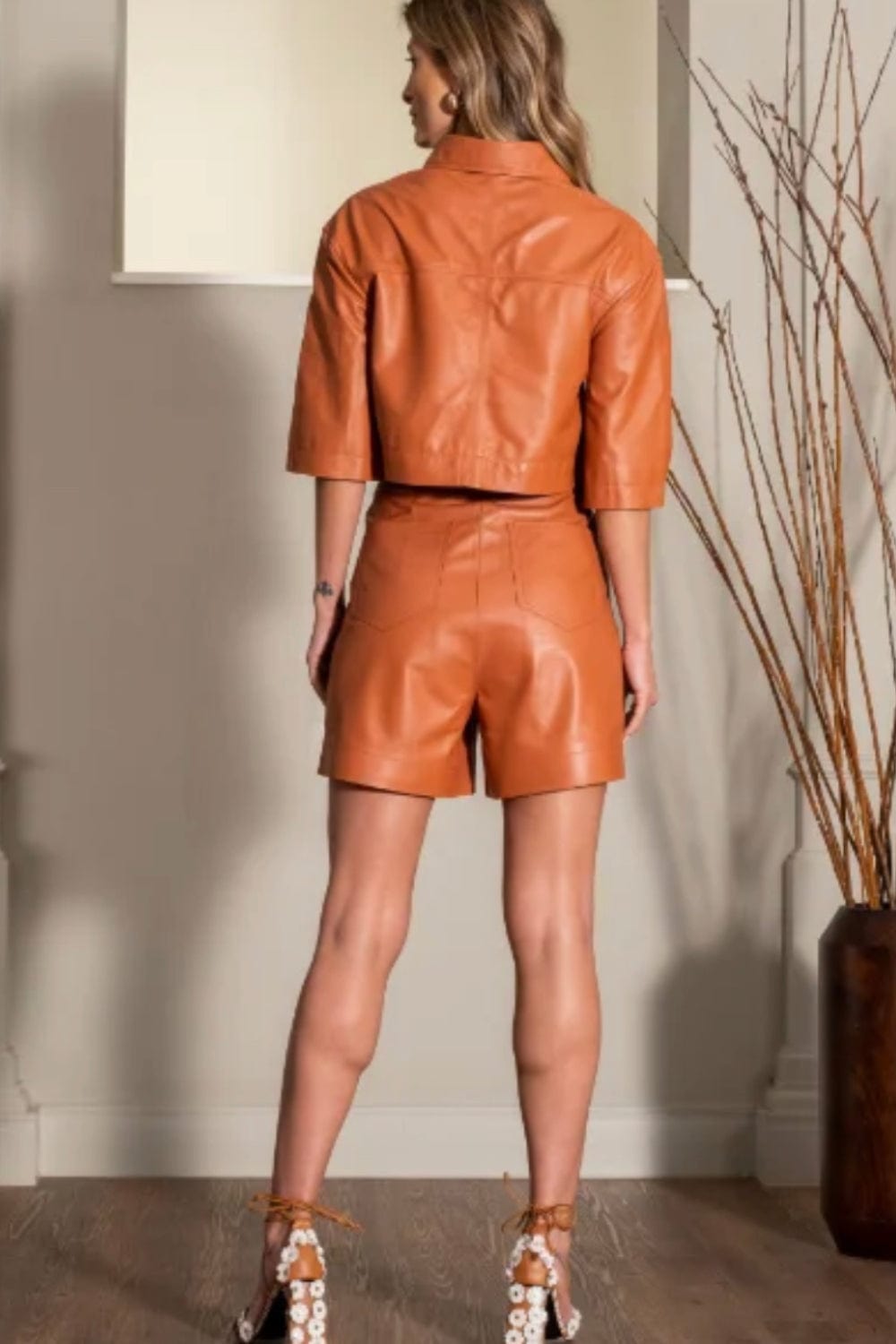Curtume 81 - Camisa Cropped Manga Curta Couro Laranja