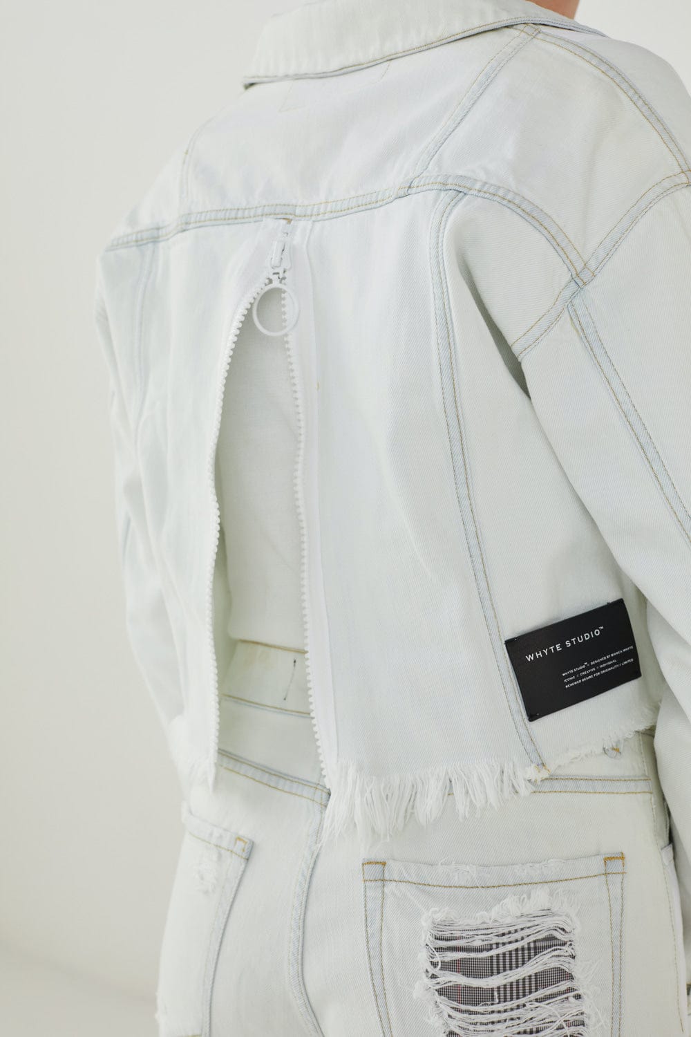 Whyte Studio - Jaqueta Cropped Jeans Lavado com Fecho nas Costas