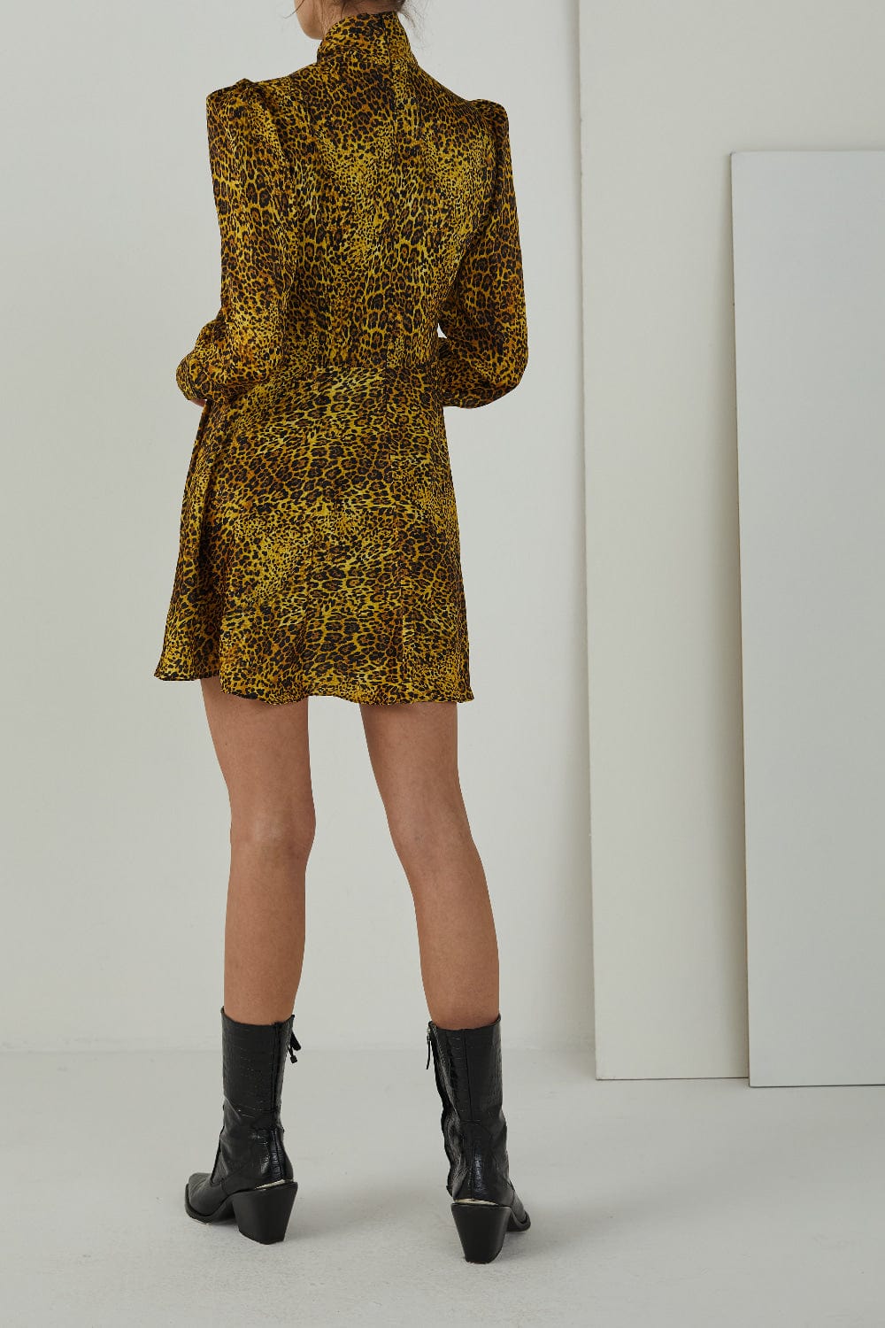 Zell - Vestido Curto Manga Longa Animal Print