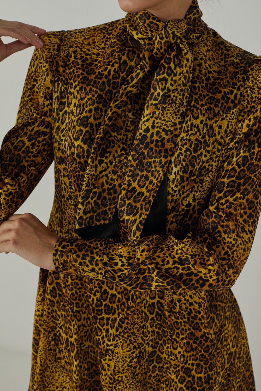 Zell - Vestido Curto Manga Longa Animal Print