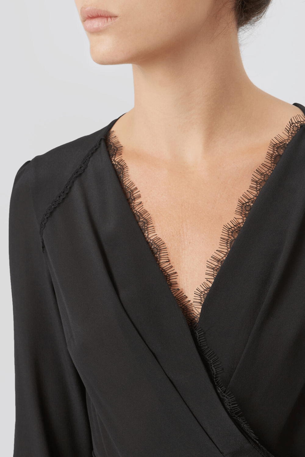 ANT - Vestido Curto Manga Longa Envelope em Seda Preto