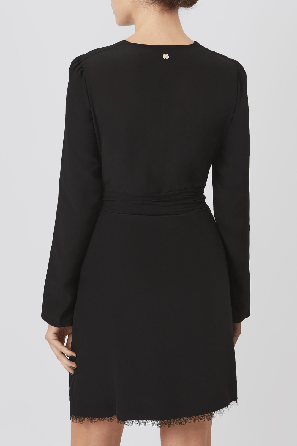 ANT - Vestido Curto Manga Longa Envelope em Seda Preto