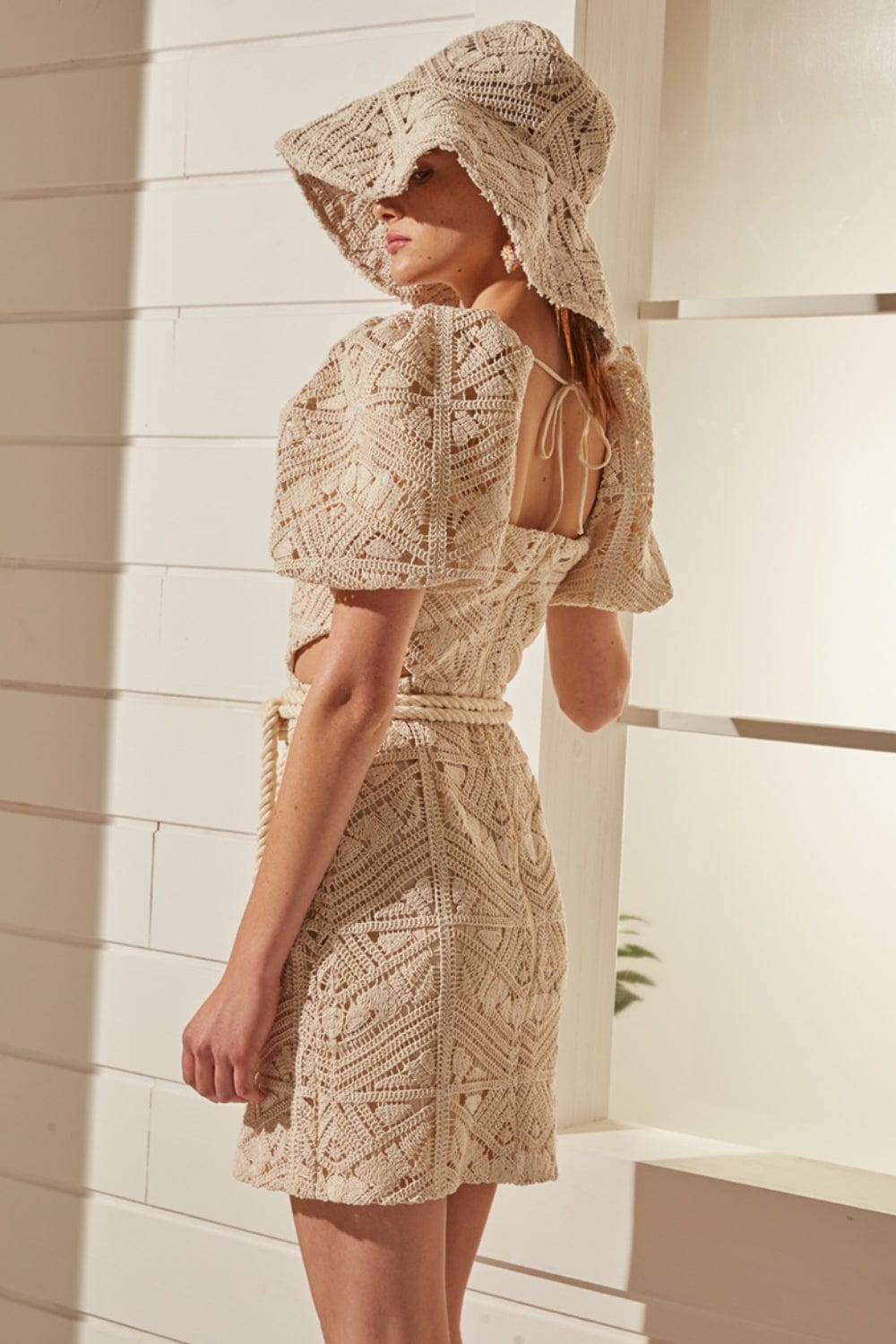 L'Cecci - Vestido Curto Renda Crochet com Manga Bufante Bege